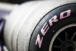 Un pneu Pirelli hypertendre rose