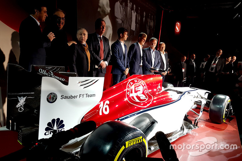 Marcus Ericsson y Charles Leclerc, Sauber, Jean Todt, Presidente de FIA, Chase Carey, CEO y Presiden