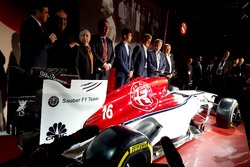 Marcus Ericsson et Charles Leclerc, Sauber, Jean Todt, président de la FIA, Chase Carey, directeur exécutif du Formula One Group, Sergio Marchionne, PDG de FIAT, Frédéric Vasseur, team principal Sauber