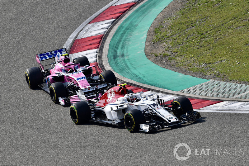 Charles Leclerc, Sauber C37 ve Esteban Ocon, Force India VJM11