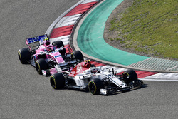Charles Leclerc, Sauber C37 ve Esteban Ocon, Force India VJM11