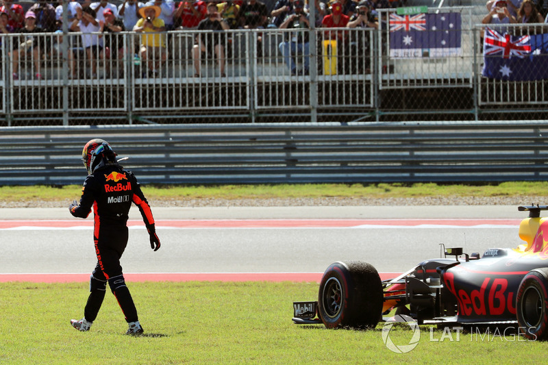 Daniel Ricciardo, Red Bull Racing RB13 retires from the race