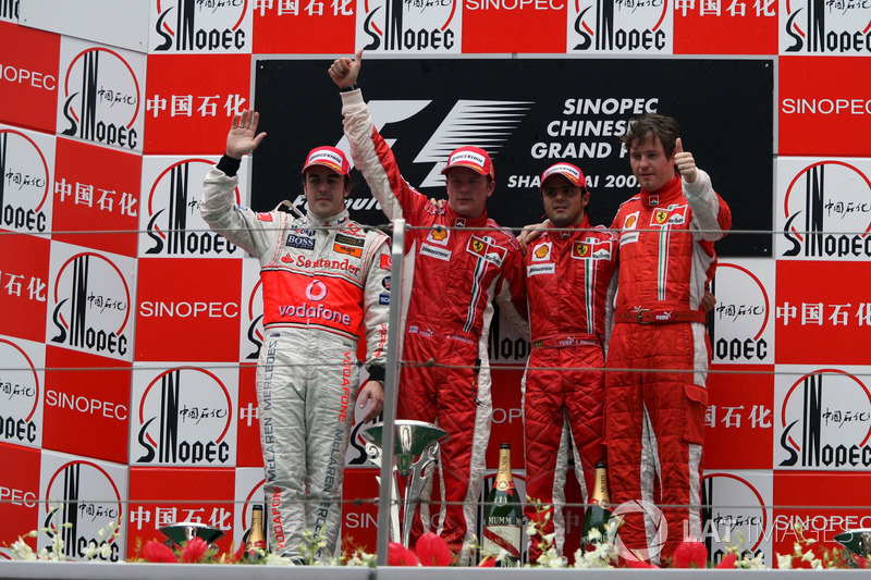 Podio: il secondo classificato Fernando Alonso, McLaren, il vincitore della gara Kimi Raikkonen, Ferrari, il terzo classificato Felipe Massa, Ferrari e Rob Smedley, ingegnere di pista Ferrari