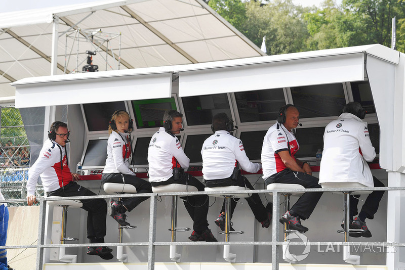 Sauber pit wall gantry
