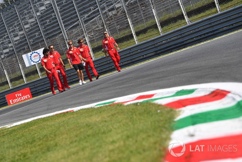 Sebastian Vettel, Ferrari, ispeziona il circuito