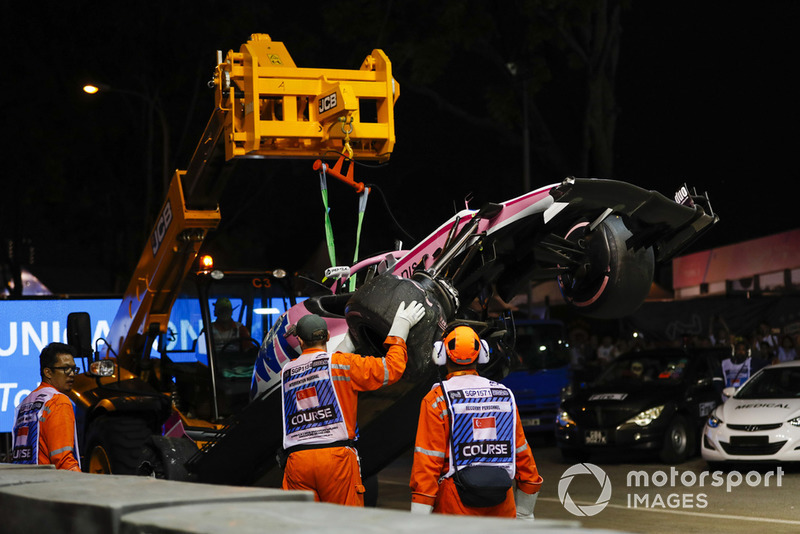 I marshal rimuovono la monoposto danneggiata di Esteban Ocon, Racing Point Force India VJM11