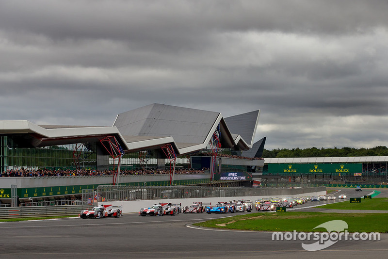 Partenza della gara, #7 Toyota Gazoo Racing Toyota TS050: Mike Conway, Kamui Kobayashi, Jose Maria Lopez al comando