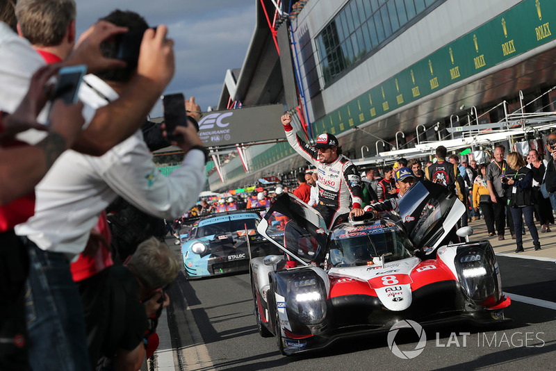 Ganadores de la carrera #8 Toyota Gazoo Racing Toyota TS050: Sebastien Buemi, Kazuki Nakajima, Fernando Alonso