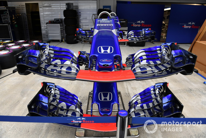 Des nez et ailerons avant de Scuderia Toro Rosso STR13