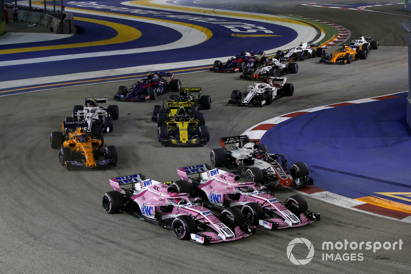 Esteban Ocon, Racing Point Force India VJM11 oraz Sergio Pérez, Racing Point Force India VJM11 walczą na starcie wyścigu