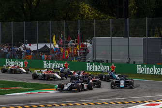 Artem Markelov, RUSSIAN TIME, leads George Russell, ART Grand Prix, Alexander Albon, DAMS at the start