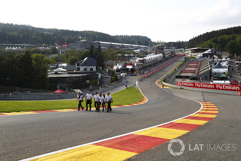 Stoffel Vandoorne, McLaren, walks the circuit with colleagues
