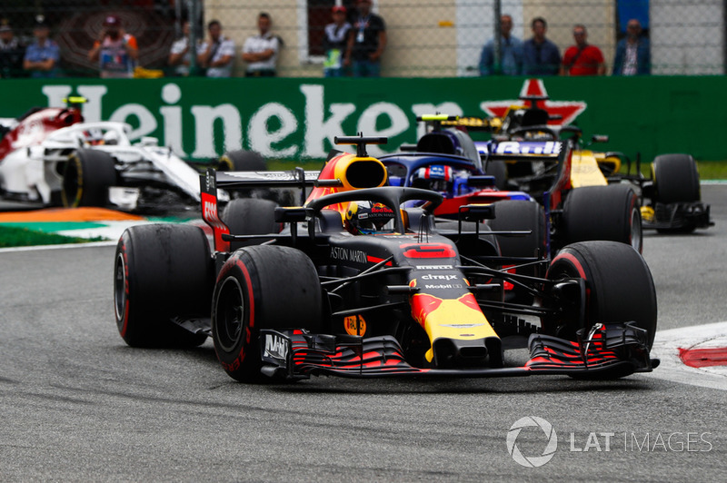 Daniel Ricciardo, Red Bull Racing RB14, leads Pierre Gasly, Toro Rosso STR13, Nico Hulkenberg, Renault Sport F1 Team R.S. 18, and Charles Leclerc, Sauber C37