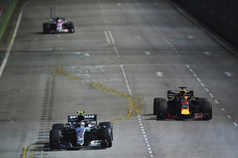 Valtteri Bottas, Mercedes AMG F1 W09 EQ Power+ e Daniel Ricciardo, Red Bull Racing RB14