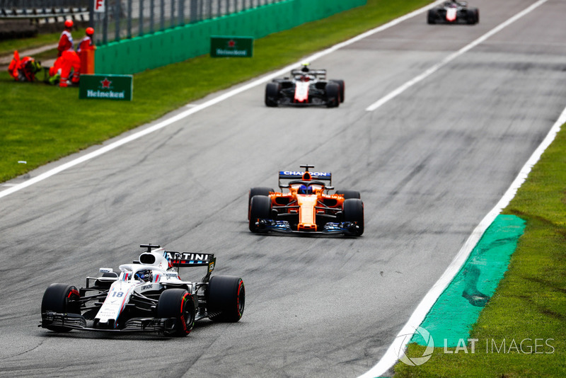 Lance Stroll, Williams FW41, leads Fernando Alonso, McLaren MCL33, and Kevin Magnussen, Haas F1 Team VF-18