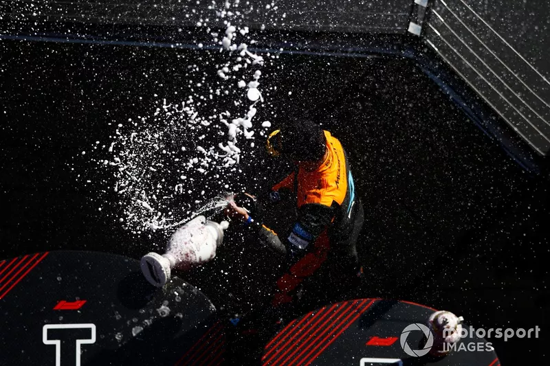 Lando Norris, McLaren, 2a posizione, spruzza Champagne sul podio