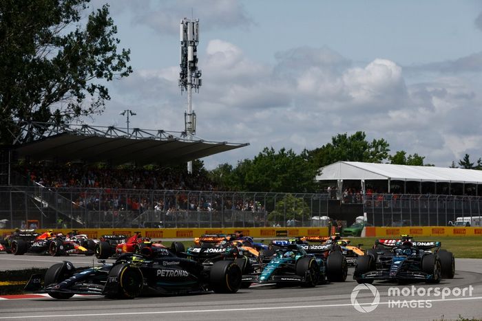Lewis Hamilton, Mercedes F1 W14, Fernando Alonso, Aston Martin AMR23, George Russell, Mercedes F1 W14, Oscar Piastri, McLaren MCL60, el resto de los participantes en la salida.