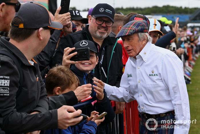 Sir Jackie Stewart haciéndose fotos con los aficionados