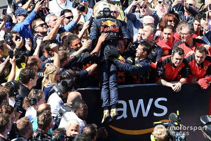 Max Verstappen, Red Bull Racing, 1ª posición, celebra con su equipo en el Parc Ferme