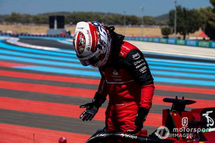 Charles Leclerc, Ferrari F1-75, sale de su coche tras estrellarse en Le Beausset