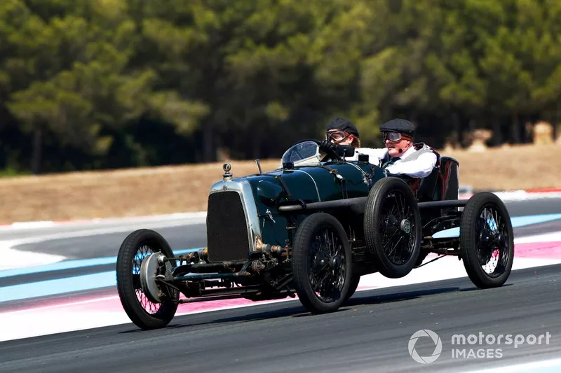 Sebastian Vettel, Aston Martin, Johnny Herbert, Sky TV, nell'Aston Martin Green Pea TT1 del 1922