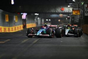 Yuki Tsunoda, RB F1 Team VCARB 01, lucha con Lewis Hamilton, Mercedes F1 W15