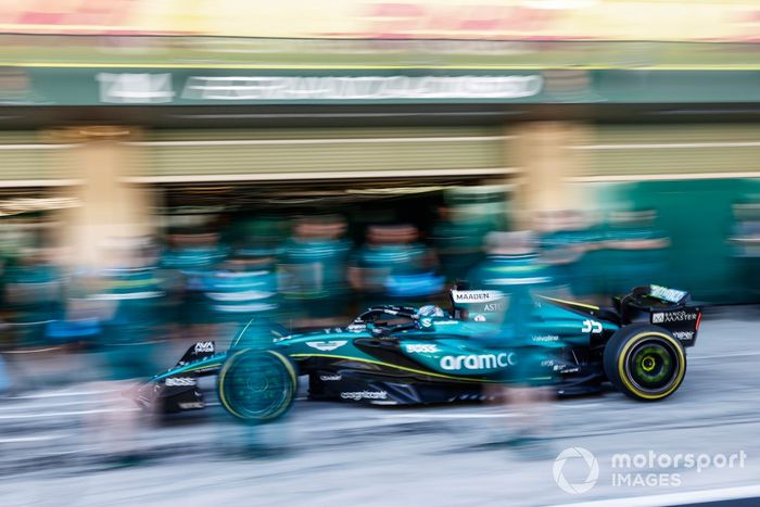 Jak Crawford, Aston Martin AMR24, zjeżdża do pitstopu