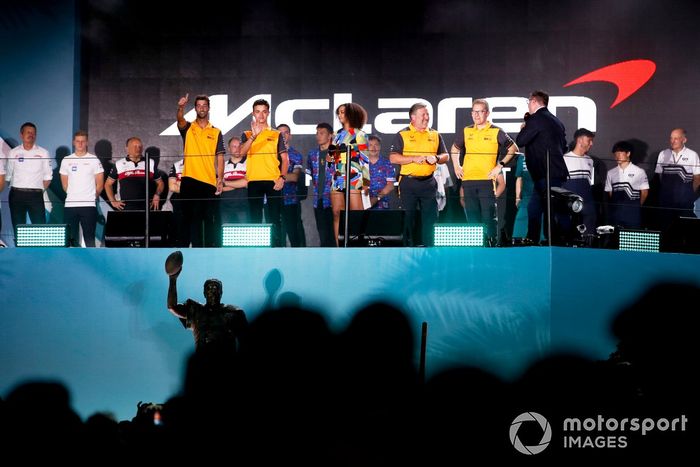 Daniel Ricciardo, McLaren, Lando Norris, McLaren, Zak Brown, CEO, McLaren Racing, Andreas Seidl, Team Principal, McLaren, en el escenario