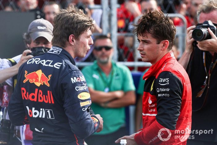 Max Verstappen, Red Bull Racing, habla con el hombre de la pole, Charles Leclerc, Ferrari, después de la clasificación
