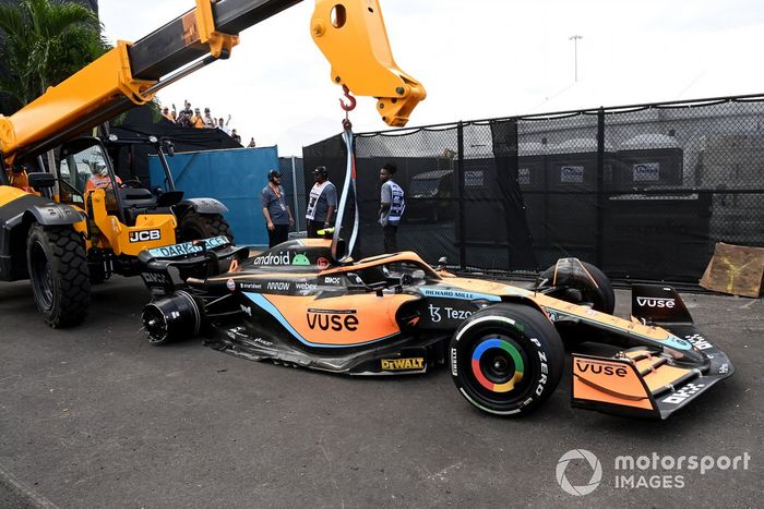 El coche dañado de Lando Norris, McLaren MCL36, tras su accidente