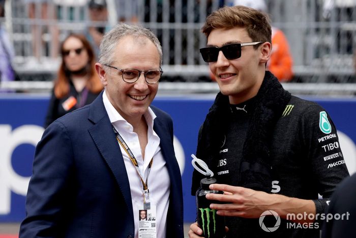 Stefano Domenicali, director general de la Fórmula 1, con George Russell, de Mercedes-AMG
