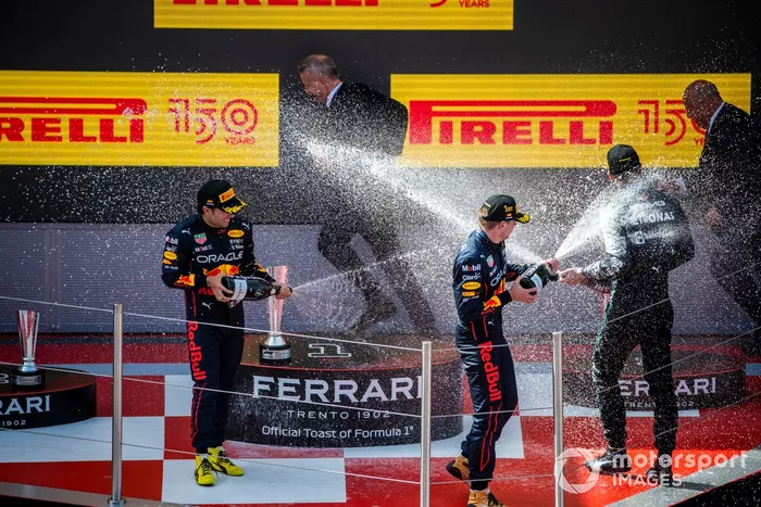 Podio: segundo lugar Sergio Pérez, Red Bull Racing, ganador Max Verstappen, Red Bull Racing, y tercer lugar George Russell, Mercedes-AMG