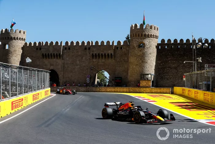 Max Verstappen, Red Bull Racing RB18, Carlos Sainz, Ferrari F1-75