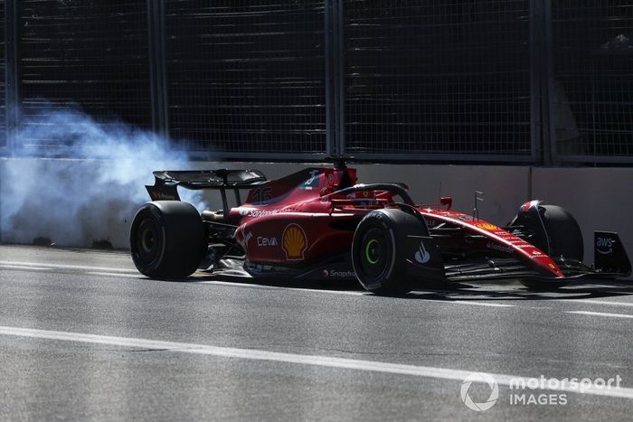 Charles Leclerc, Ferrari F1-75, se retira de la carrera por falla en el motor