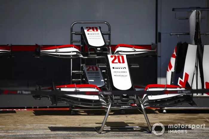Las alas delanteras del monoplaza de Kevin Magnussen Haas VF-20 en el pit lane