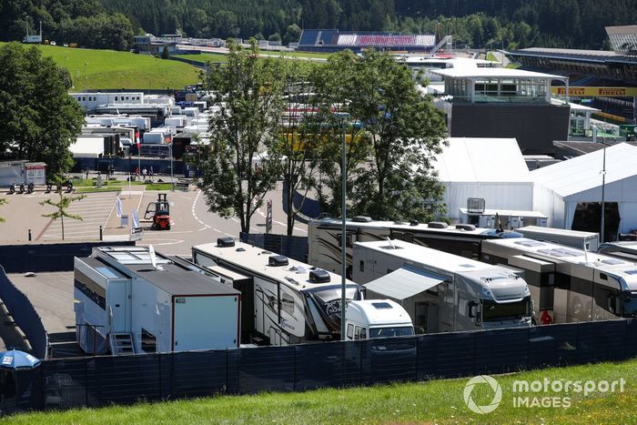 A scenic view of the paddock, including motorhomes and transporters
Una vista panorámica del paddock, incluyendo motorhomes y los transportes