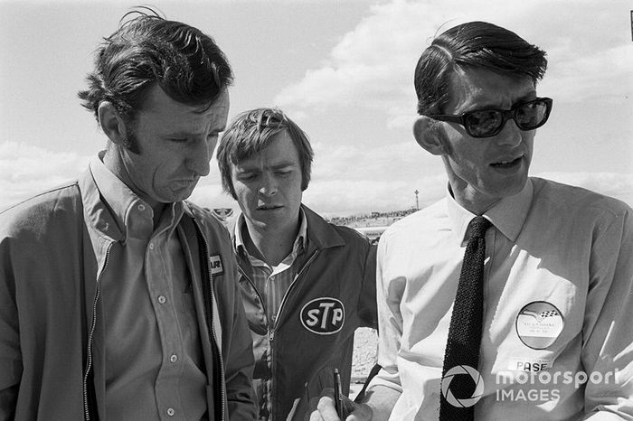 Los jefes de equipo Phil Kerr de Mclaren, Max Mosley de March y Peter Warr de Lotus