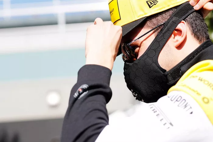 Esteban Ocon, Renault F1 Team con una mascarilla 