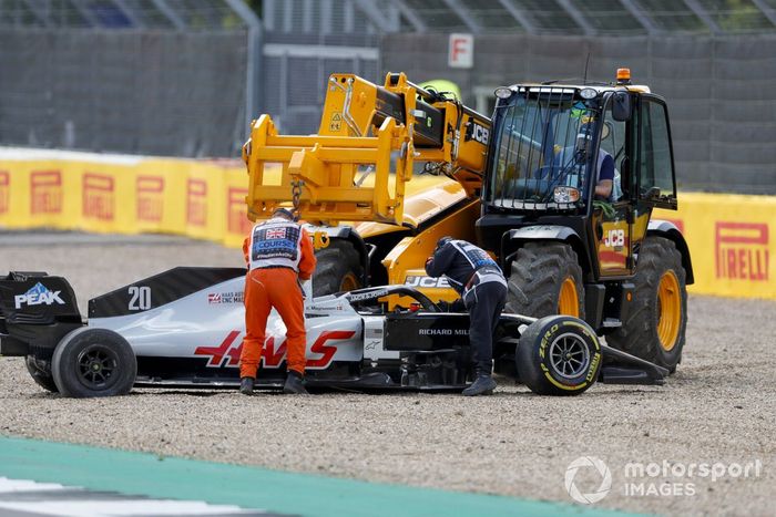 Una grúa retira el monoplaza de Kevin Magnussen, Haas VF-20