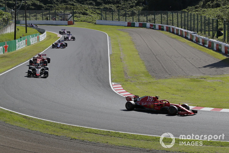 Kimi Raikkonen, Ferrari SF71H ve Romain Grosjean, Haas F1 Team VF-18