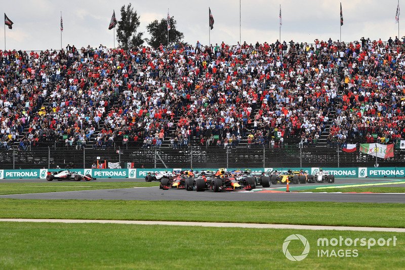 Max Verstappen, Red Bull Racing RB14 líder al inicio