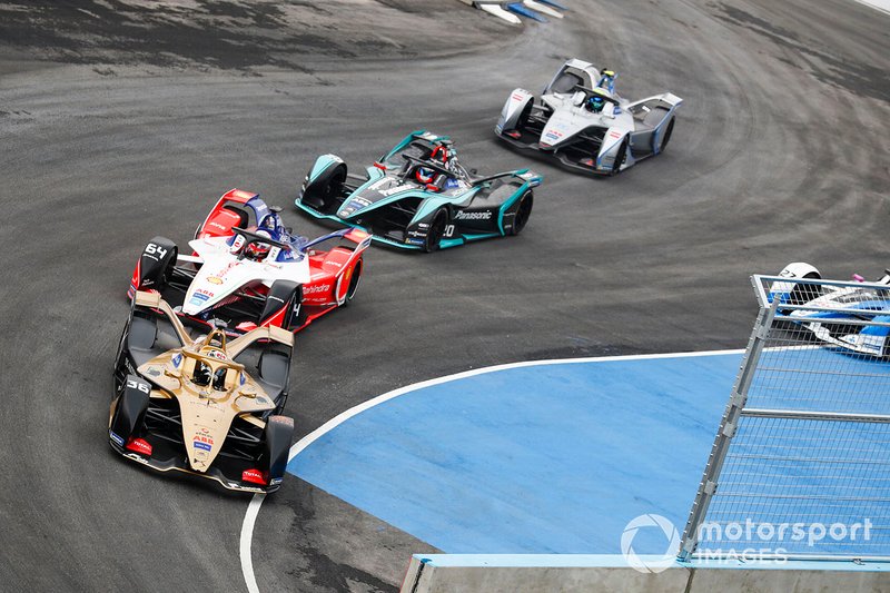 Andre Lotterer, DS TECHEETAH, DS E-Tense FE19, leadsJérôme d'Ambrosio, Mahindra Racing, M5 Electro, Mitch Evans, Panasonic Jaguar Racing, Jaguar I-Type 3 as Alexander Sims, BMW I Andretti Motorsports, BMW iFE.18 goes wide off the track