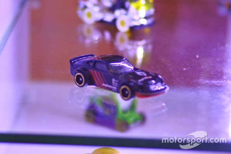 Diecast Nissan Fairlady S30 Hot Wheels