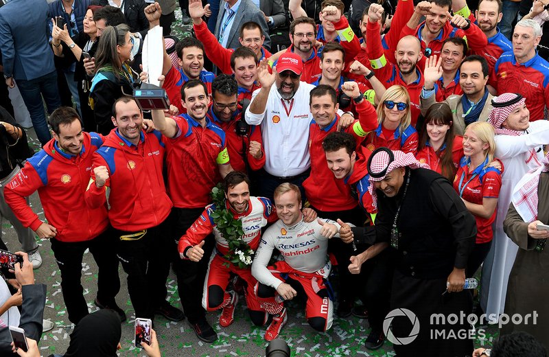 Jérôme d'Ambrosio, Mahindra Racing, M5 Electro, Felix Rosenqvist, Mahindra Racing, M5 Electro posa para una foto de equipo