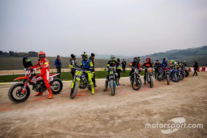 Valentino Rossi y participantes