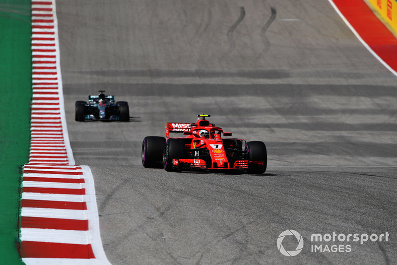 Kimi Raikkonen, Ferrari SF71H y Lewis Hamilton, Mercedes AMG F1 W09 EQ Power+
