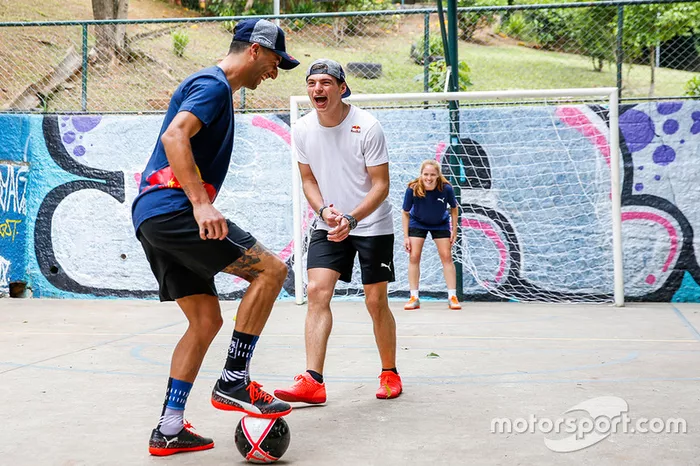 Max Verstappen y Daniel Ricciardo, Red Bull Racing juegan Futsal en Brasil
