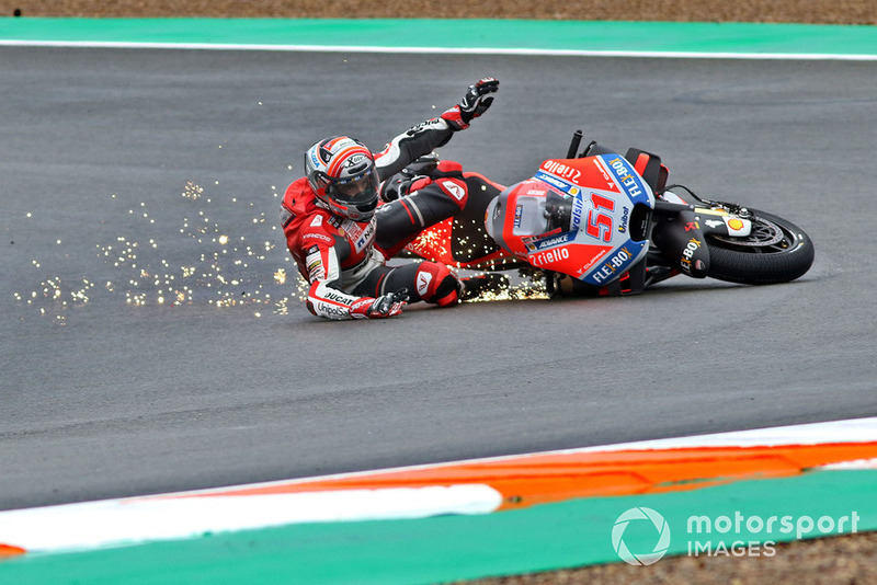 Sturz: Michele Pirro, Ducati Team