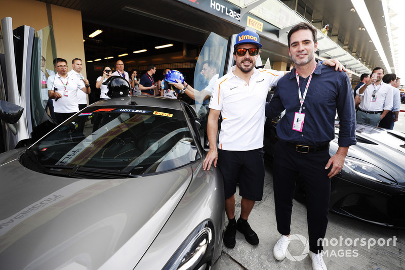 Гонщик McLaren Фернандо Алонсо и пилот NASCAR Джимми Джонсон