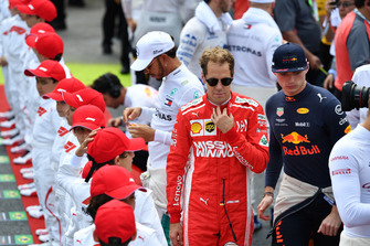 Sebastian Vettel, Ferrari et Max Verstappen, Red Bull Racing sur la grille